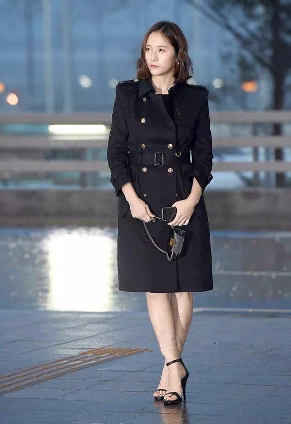 胯宽的女生，随便一胖就很壮！郑秀晶穿西装也遮不住胖身材！