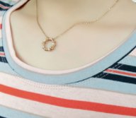 身材丰满的女生穿这样的，紧身T恤性感火辣，男人都直勾勾的看着