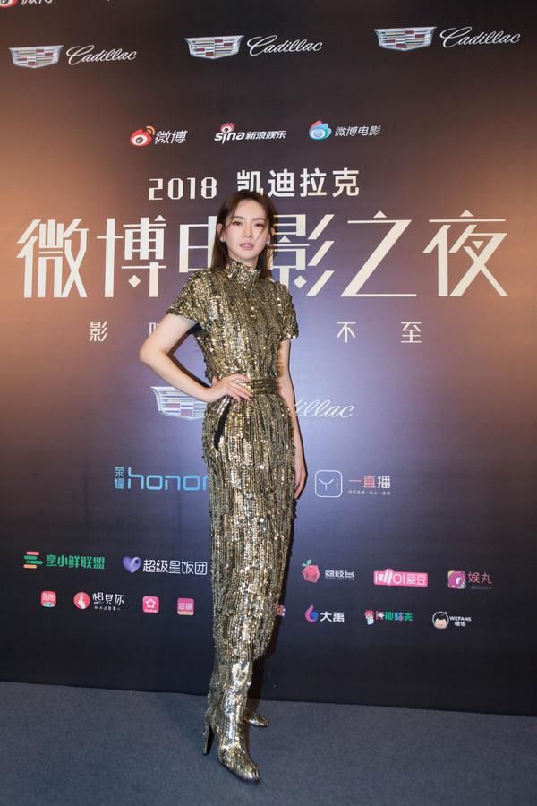 戚薇又来刷三观，私服穿搭可攻可仙的她变身成时髦精？