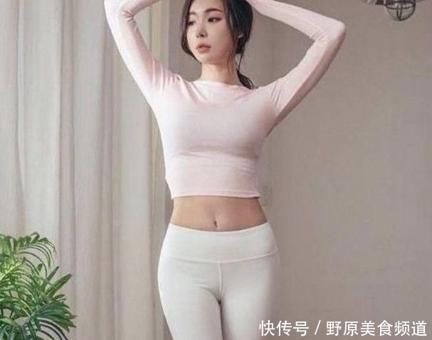「女人」街拍:性感紧身打底裤小姐姐,凹凸有致的曲线身材,释放十足女人