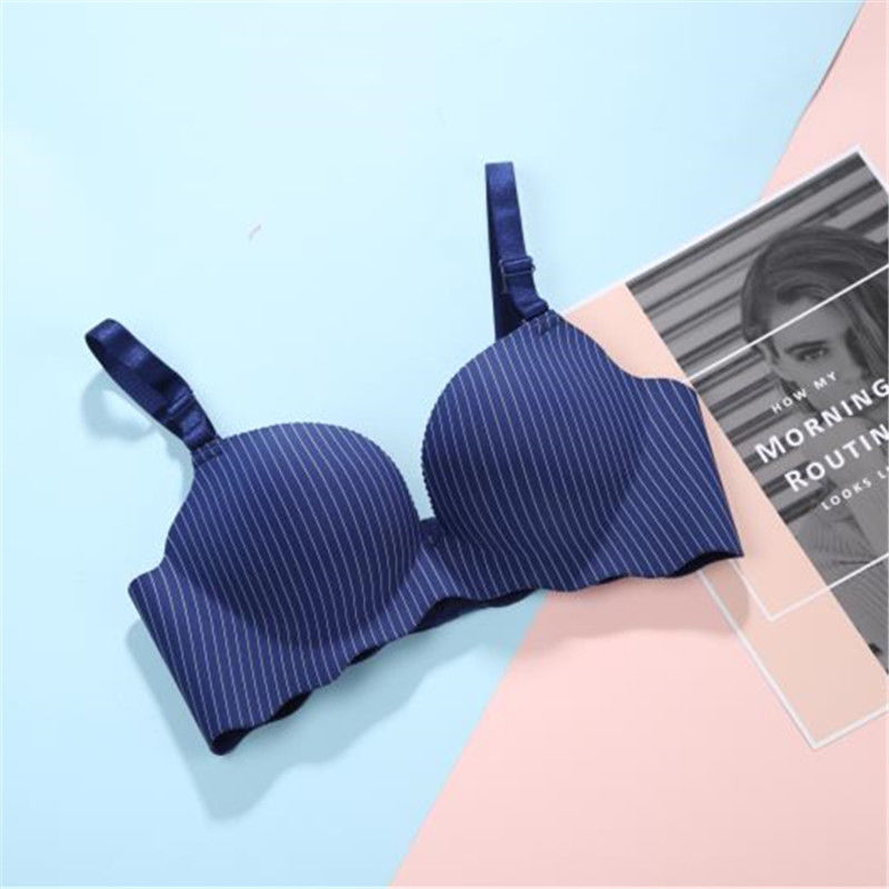 传统文胸快扔了，流行“3D文胸”，深V聚拢零束缚，女人味十足