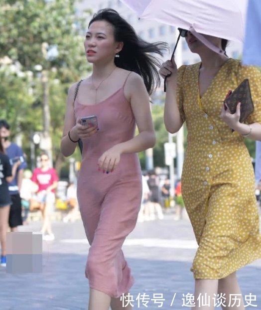 辣妈:街拍辣妈亮相街头气质不凡,面对镜头自信又迷人