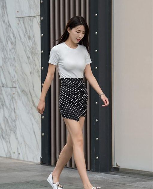 「身穿」街拍:皮肤白皙的美女,身穿吊带裙,尽显窈窕好身材