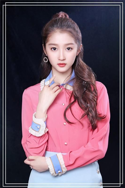 当58岁惠英红撞衫21岁关晓彤，网友：原来年龄在气质面前不值一提