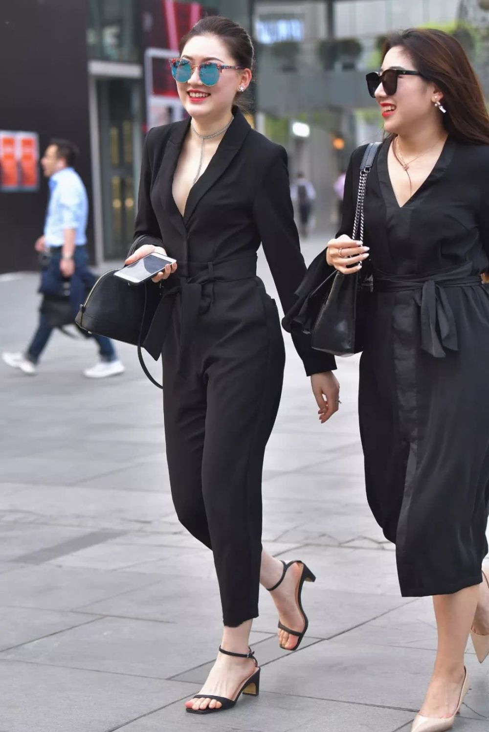 街拍美女：气质大姐姐，很开心啊