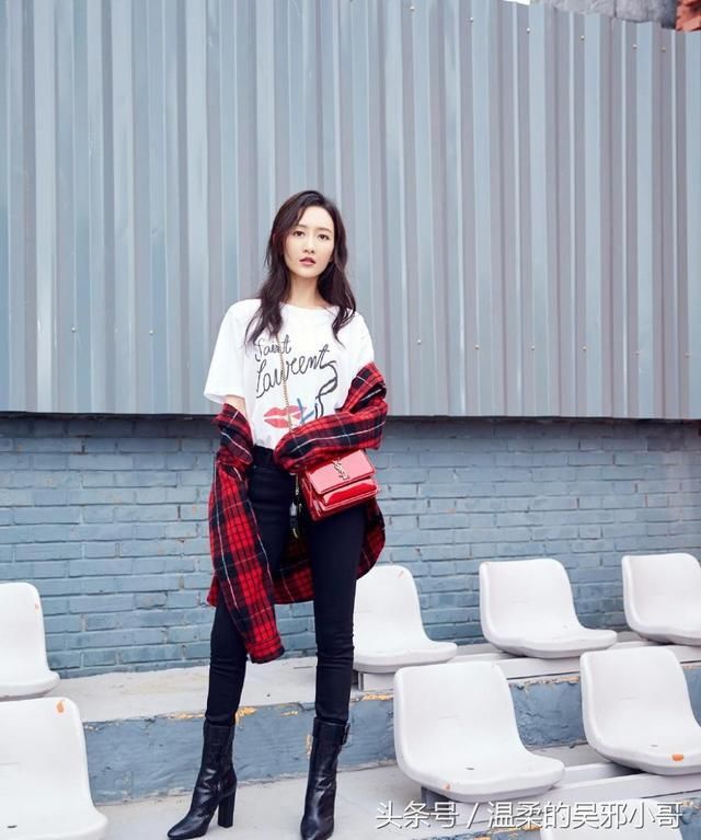 王鸥短靴紧身裤秀纤细大长腿，红色格纹衬衫搭手上，造型帅气满分