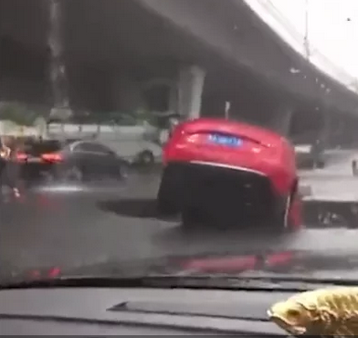 辟谣!网传海口暴雨一处路面突然塌陷,奥迪和速腾掉入坑中,真相