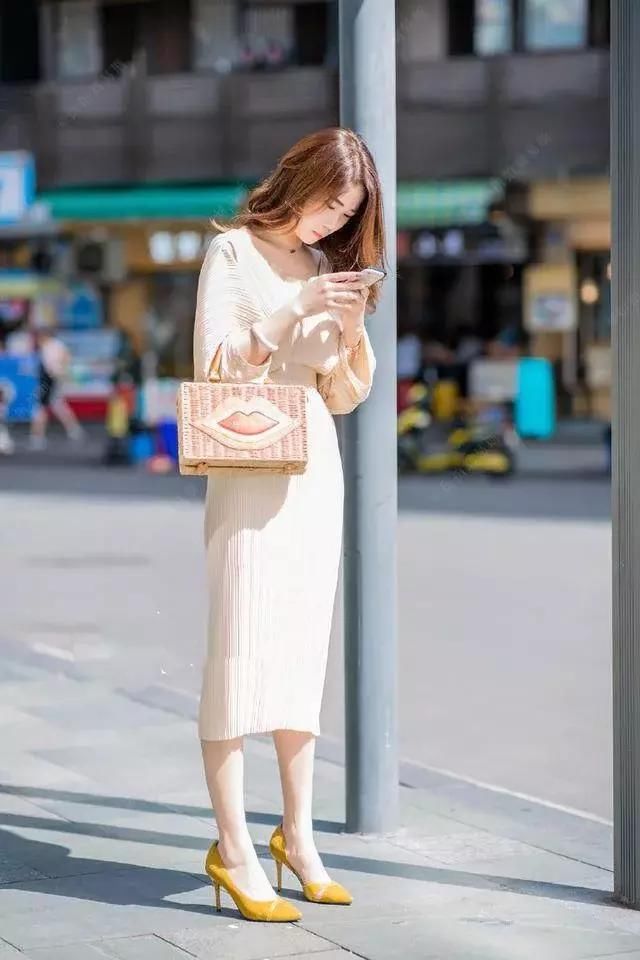 街拍：穿着成熟性感的小姐姐，身材高挑美腿修长笔直
