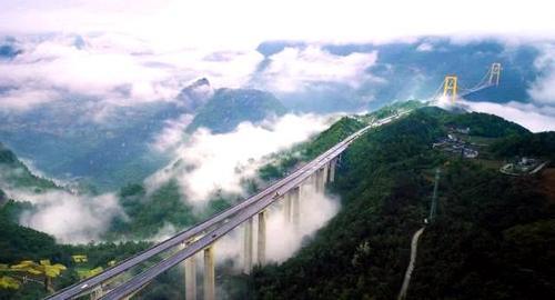中国在深山峡谷中最长悬索桥,曾借助火箭弹修建桥梁