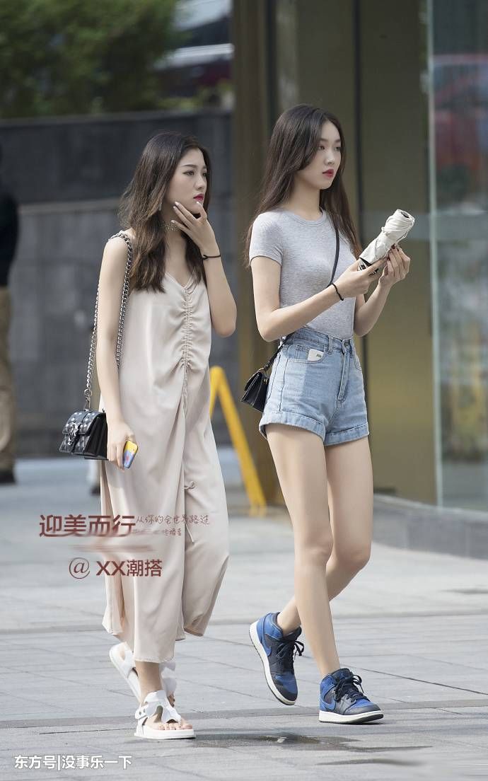 街拍杭州：初秋来了，穿上修身的牛仔裤，展示出性感的好身材！