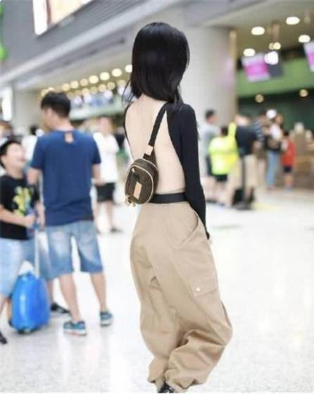 超模奚梦瑶现身机场，背无遮挡，网友：最近是不是缺钱买不起布料