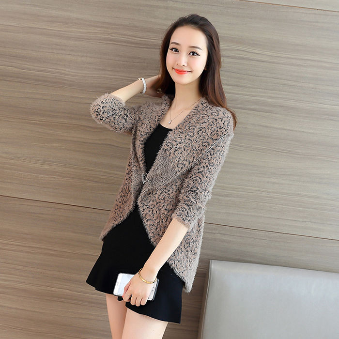 不要再穿烂大街的土风衣了，今年流行开衫+休闲裤，上身洋气炸了