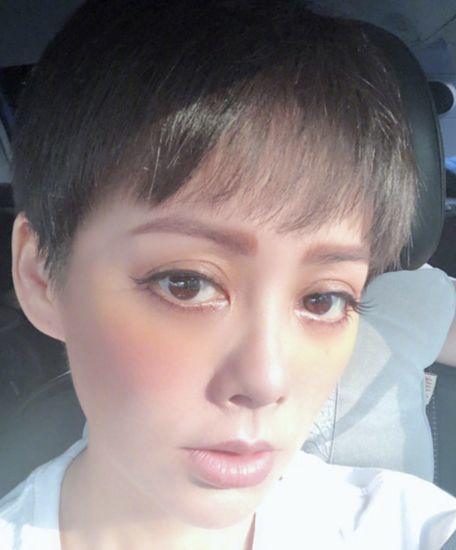 坤音四子“过敏脸”出道妆，这画风是致敬98年的王菲吗？