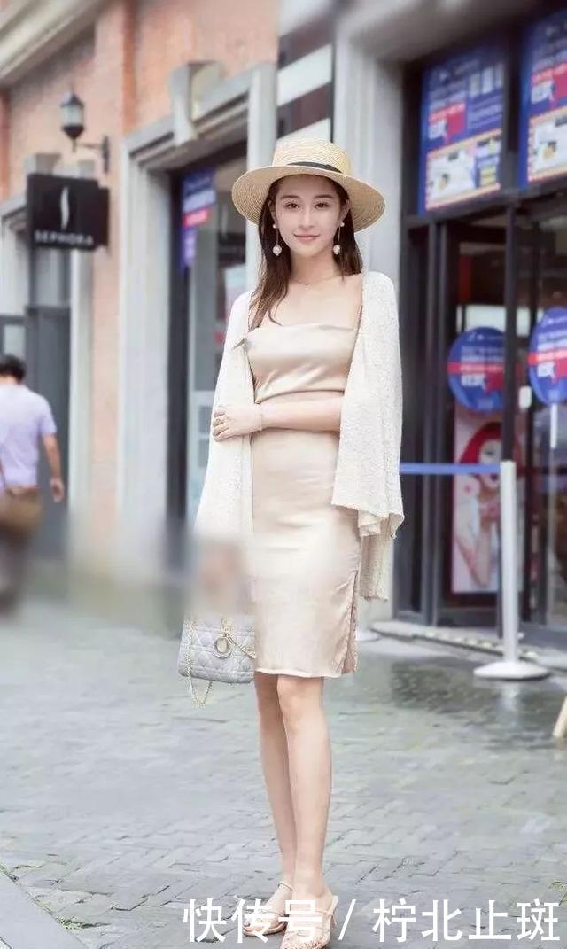『美女』美女高腰短裤搭配一双高跟鞋,营造出大腿细而长的感觉,更显高挑