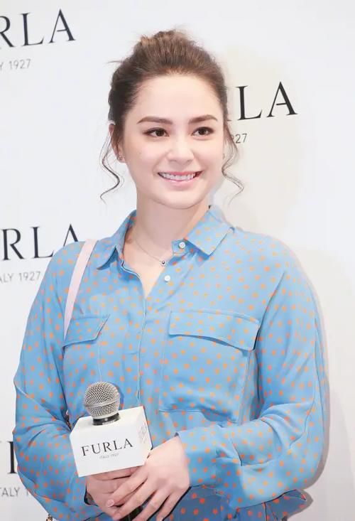  『大气』阿娇终于穿对了，蓝色波点衬衫配半身裙优雅大气，看不出有130斤