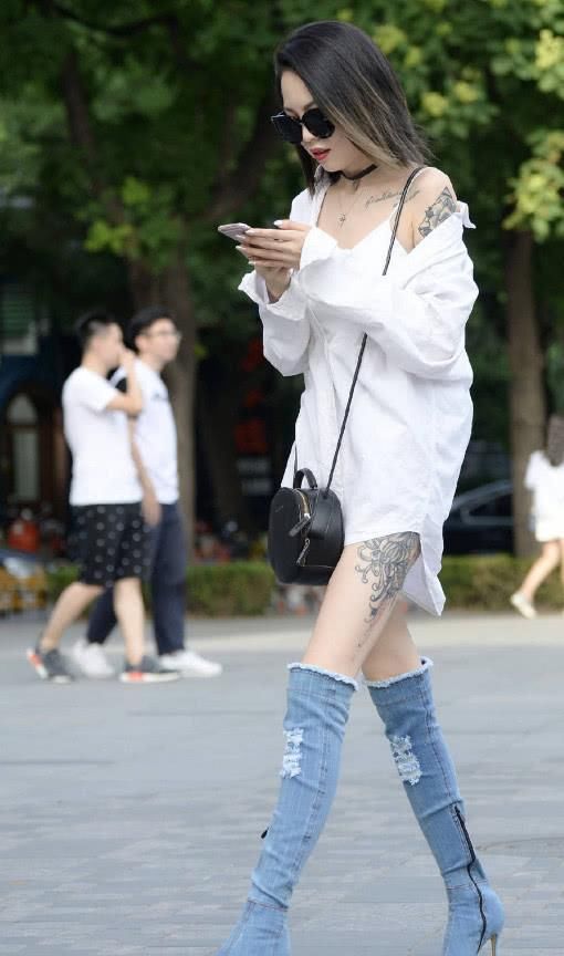 不料|小姐姐太有才了,把“牛仔裤”当成鞋子穿,不料带火新潮流!