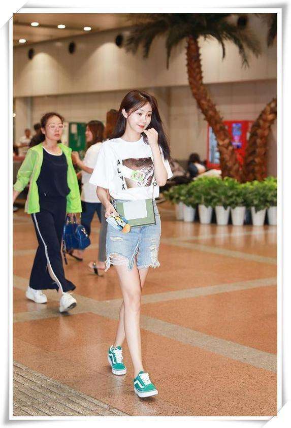 李菲儿的超短裙已经够短了, 还在前面开个叉, 网友: 显腿长呗!