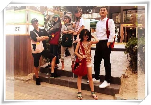 12岁李嫣穿短裤腿长竟超过1米，网友直呼：王菲基因好强大！