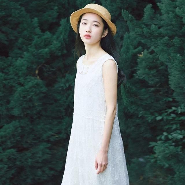 蕾丝勾花连衣裙，精致而优美！