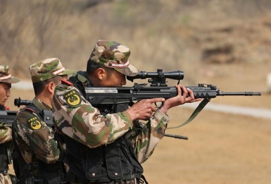 为何狙击手射击时，都瞄准胸口而不是头部？只有当过兵的才知道