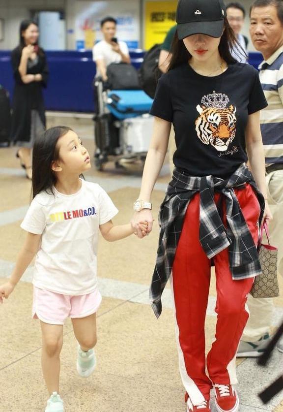 李小璐居然在T恤上绑个衣服, 腰都遮没了, 网友: 辣妈也疯狂