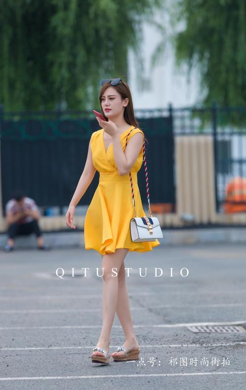 长春街拍：时尚清纯的小姐姐，苗条多姿的身材引人 关注。