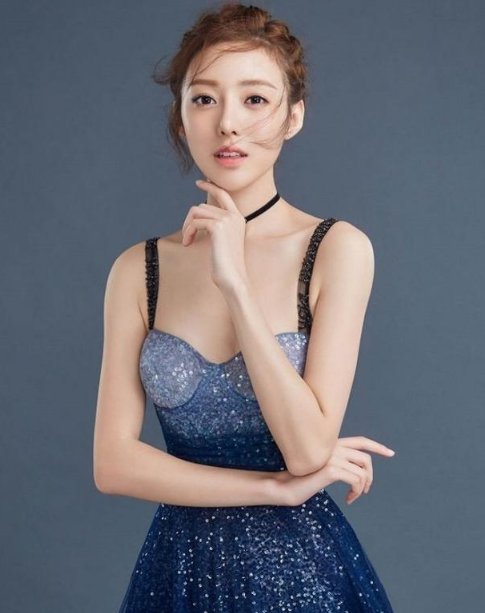 何美璇:身材傲娇，美得让人移不开眼