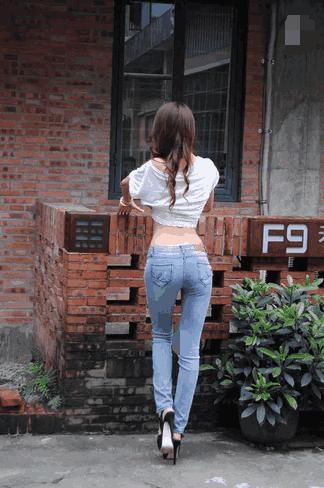 紧身牛仔裤穿出女人的细腻，不失女人味，又显得俏皮