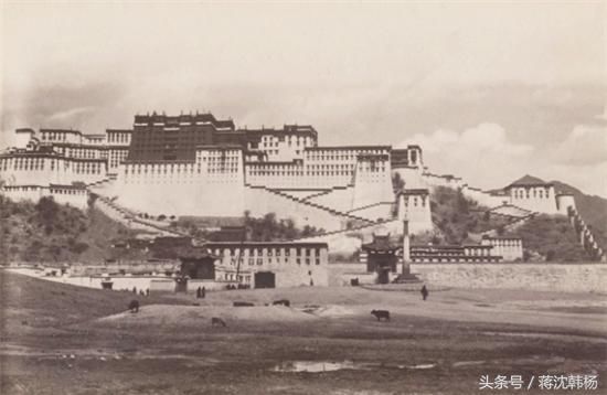 9张100年前西藏老照片，图1是荒凉的布达拉宫，图8是出行的贵妇