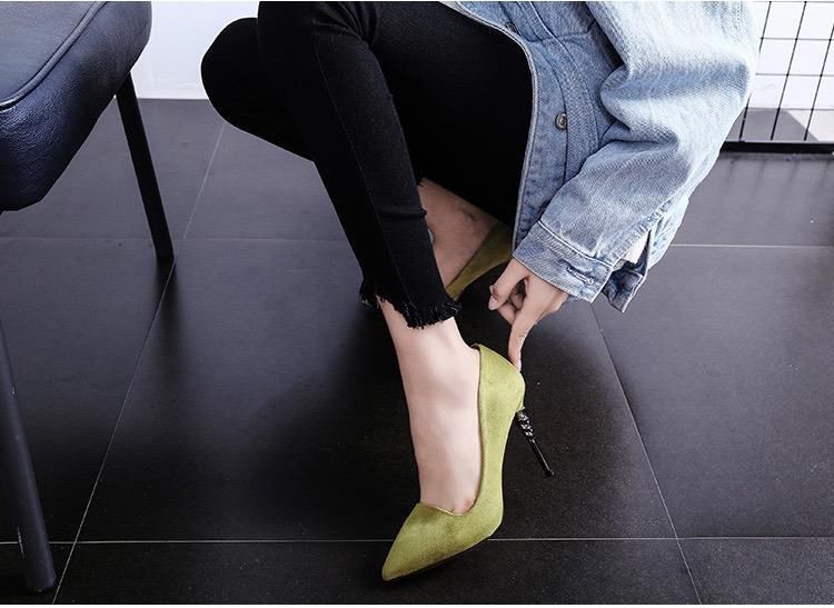 马卡龙色系的尖头细跟高跟鞋，既性感又青春