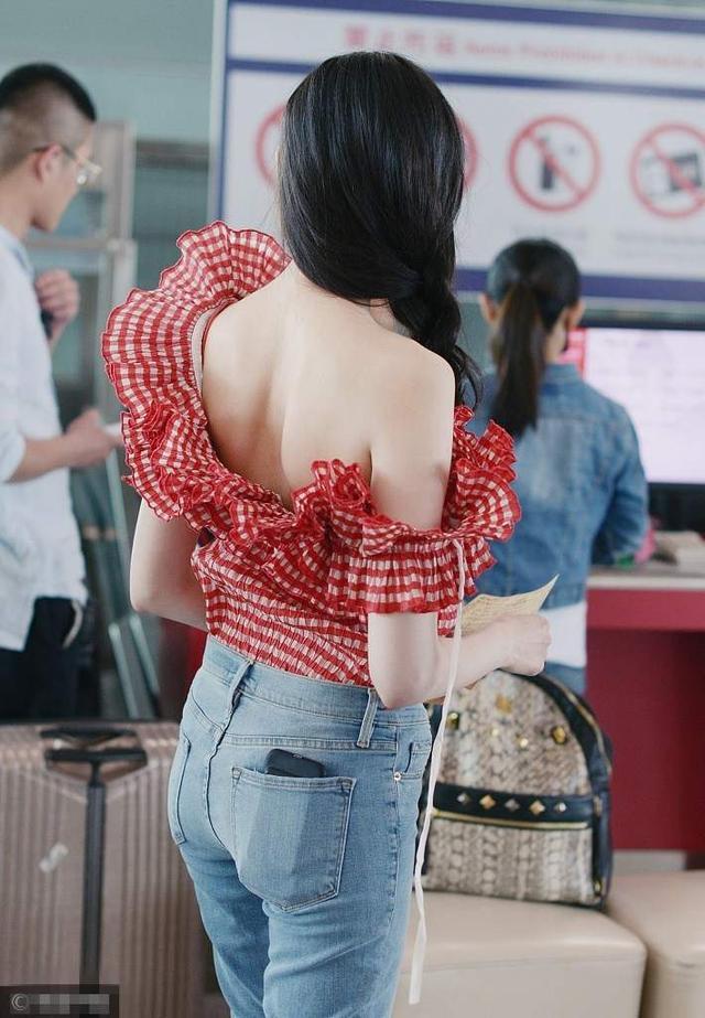 张天爱一身“清凉”装扮十分惹人眼球，女神穿衣越来越大胆了！