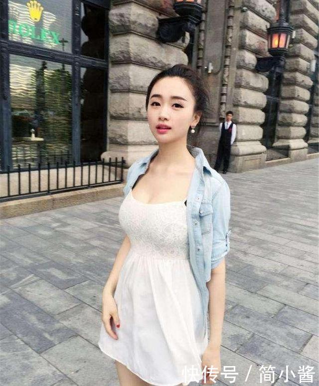 街拍女孩：清纯可爱白皙皮肤，大秀身材啊！