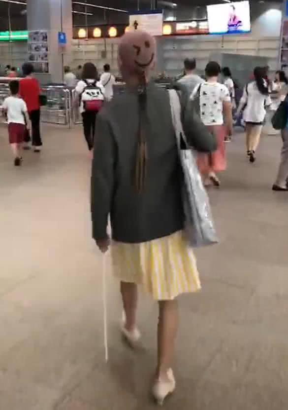 抖音这个帽子姐火了，近看让人咂舌，网友：梁静茹给你的勇气吗？