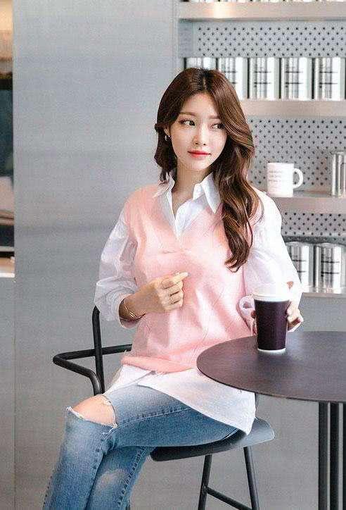 紧身裤简单的更具典雅韵味，把妹子的媚尽情绽放