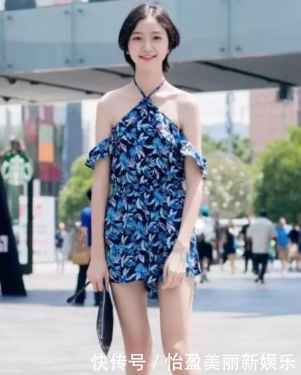 『恬静』街拍:白色的外衣配白色短裤,美女打扮的很恬静,长相清秀又美丽