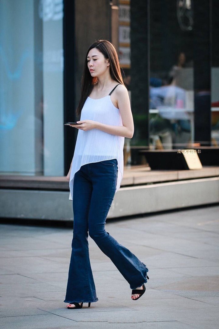 白色吊带衣配紧身牛仔裤，这个小姐姐，优雅又迷人！