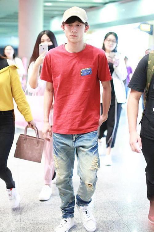 26岁张一山气质很社会！一身黑衣装扮现身，老奶奶式发箍亮眼十足