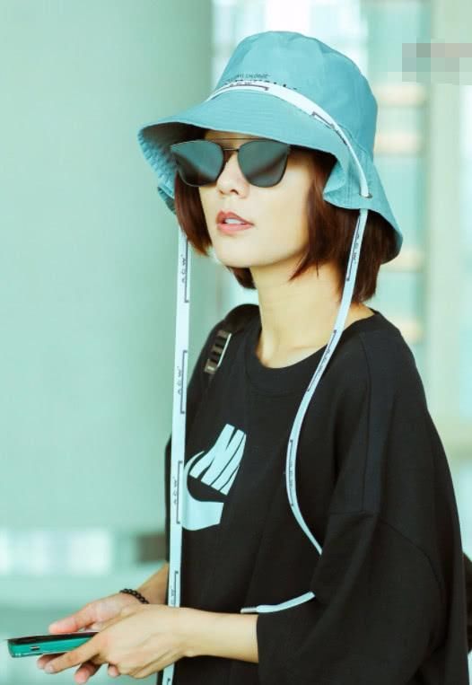 王珞丹太不爱干净了!白色帆布鞋快变黑色帆布鞋了，竟还有油渍