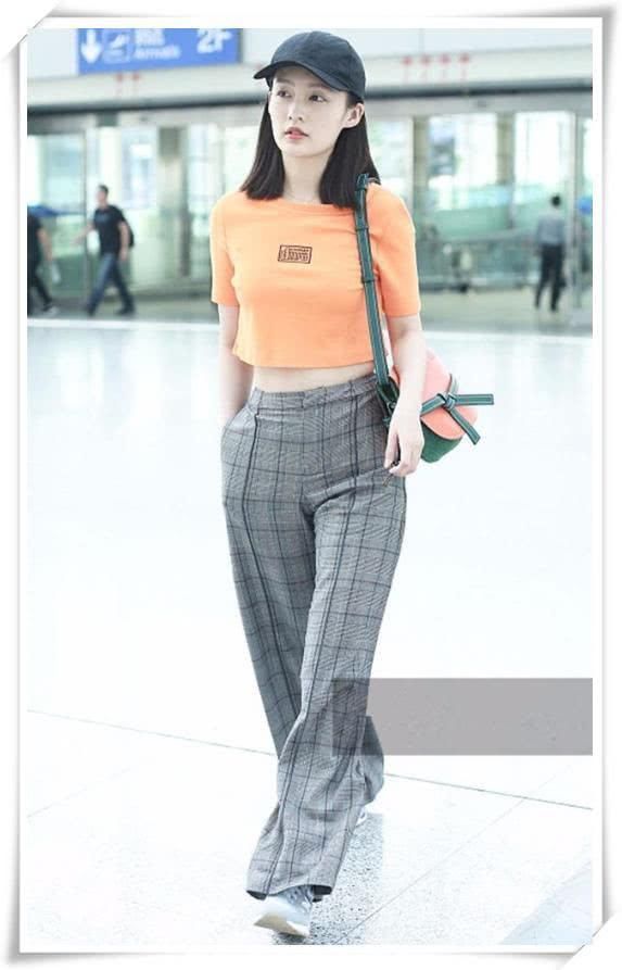 李沁真会“装”,半截短袖+高腰裤,166身高愣是穿出180的大长腿