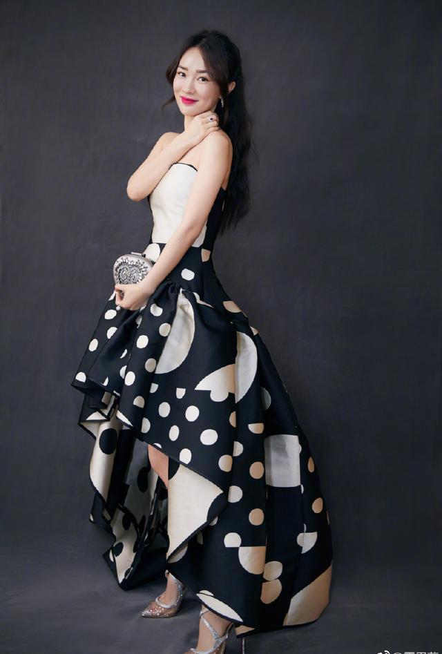 霍思燕身穿条纹衬衫+牛仔裤，气场全开，网友：15cm高跟鞋太抢镜