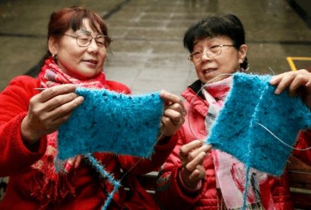 55岁大妈，每天拿"它"擦脸，一夜美白又补水，三天斑点