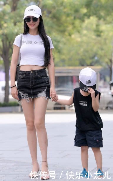#穿搭#街拍:已经是当妈妈的人了,为什么美女能保持的这么少女?