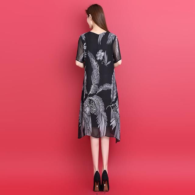 现在的女人真会打扮，外出都穿这“欧根纱”，纤薄透气又迷人