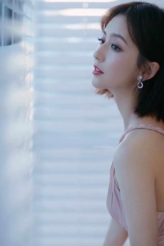 34岁佟丽娅又美了！仅换了个发型嫩回18岁，网友：美得像初恋一样