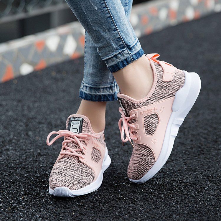 女友不爱穿高跟鞋，一直穿这样的休闲鞋，也是满满的魅力