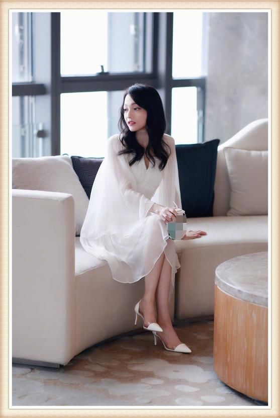 张韶涵现机场，4千块的透明手袋毫无隐私可言，网友：白给我都不