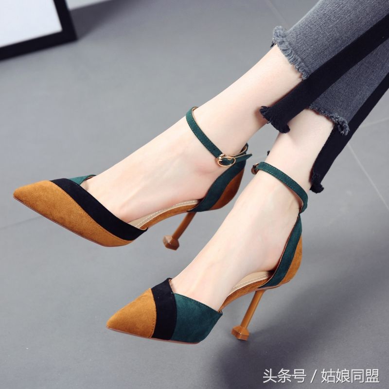 女人32岁后，尽量别穿老土平底鞋，细跟高跟鞋，年轻舒适又显腿长