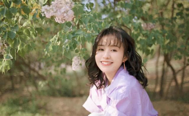 『让郑合惠子』郑合惠子夏季日常穿搭真好看,紫色衬衫搭配牛仔裤,洋气俏皮