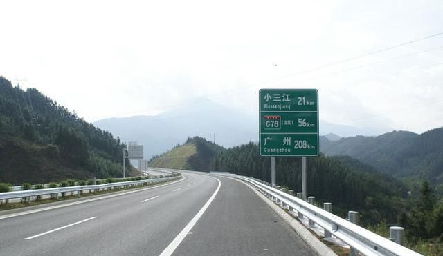 二廣高速公路 全長共2685公里 是縱貫中國南北的大動脈 雪花新闻