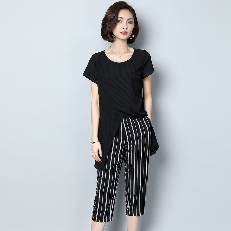 会打扮的女人都不穿连衣裙!穿这样时髦套装，45岁妈妈美到窒息